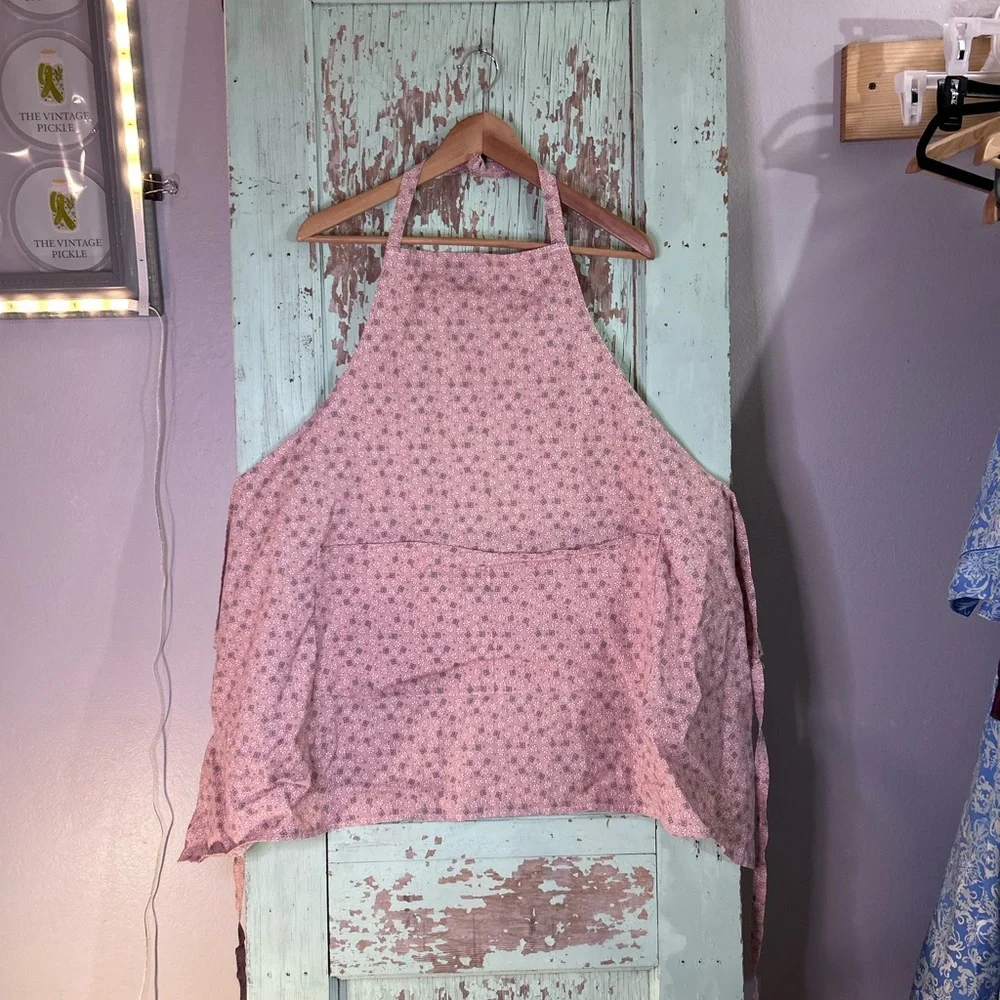 Adult pink floral apron with pockets